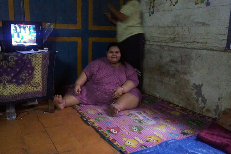 Silvia Dwi Susanti yang memiliki bobot mencapai 179,3 kilogram, sehari-hari gemar berada di depan televisi dan ngemil.