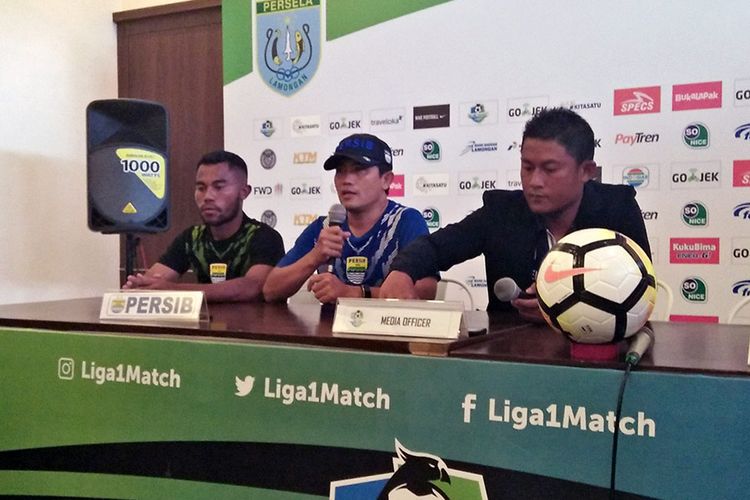 Aldi Idrus (kiri) dan Yaya Sunarya (tengah) yang hadir di sesi jumpa pers mewakili pelatih kepala Persib Bandung, Mario Gomez.