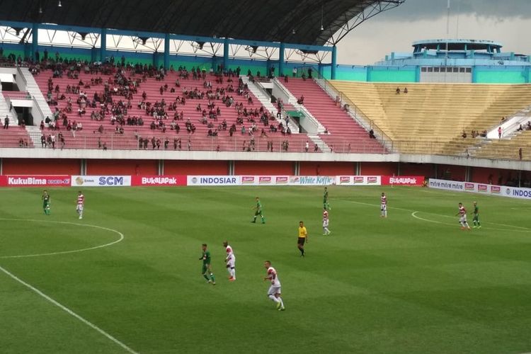 Suasana laga PSS Sleman vs Madura United di di Stadion Maguwoharjo, Sleman, Yogyakarta, Selasa (5/3/2019).

