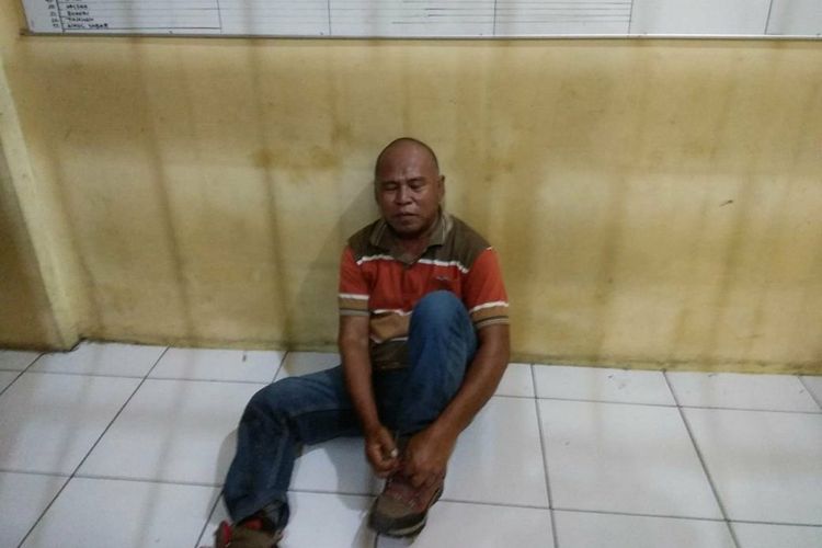 Tersangka kasus pencemaran nama baik bupati Bima saat diamankan di Polres Bima Kota, Senin (19/02/2018).
