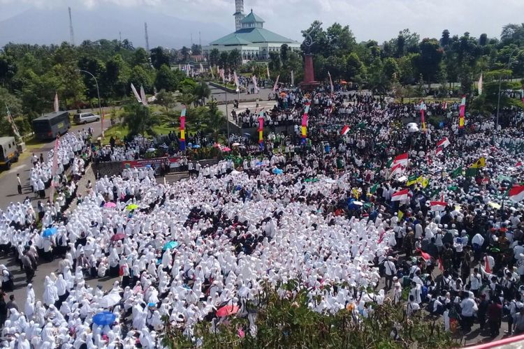 Belasan ribu warga NU di Kabupaten Tasikmalaya berunjuk rasa menolak sekolah lima hari, di halaman kantor Bupati Tasikmalaya, Selasa (15/8/2017).