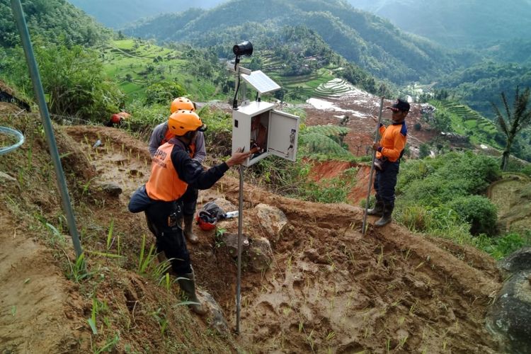  Tim BPBD Banjarnegara sedang memasang alat deteksi dini longsor Elwasi di perbukitan Gunung Surandil, Dusun Cimapag, Cisolok, Sukabumi, Jawa Barat,Kamis (3/1/2019).