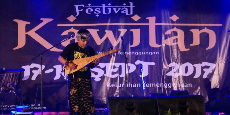 Alat musik dawai Karmawibhangga tampil pada Festival Kawitan (Kampung Wisata Temenggungan) Banyuwangi, Jawa Timur yang diselenggarakan Senin (18/9/2017).