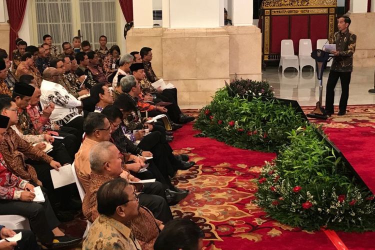 Presiden Joko Widodo saat memberikan pengarahan kepada gubernur, bupati dan wali kota se-Indonesia di Istana Negara, Jakarta, Selasa (24/10/2017).