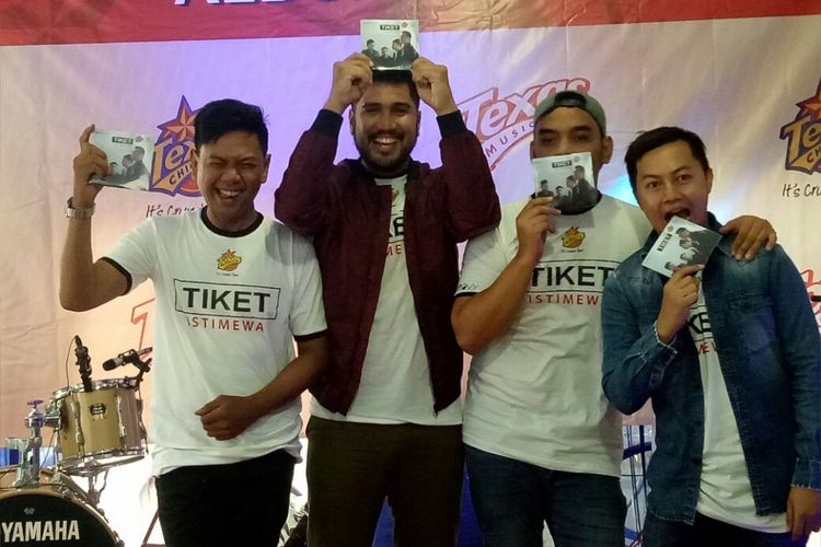 Grup band Tiket berpose saat peluncuran album terbaru mereka berjudul Istimewa di Texas Chicken, Cikini, Jakarta Pusat, Rabu (29/11/2017).