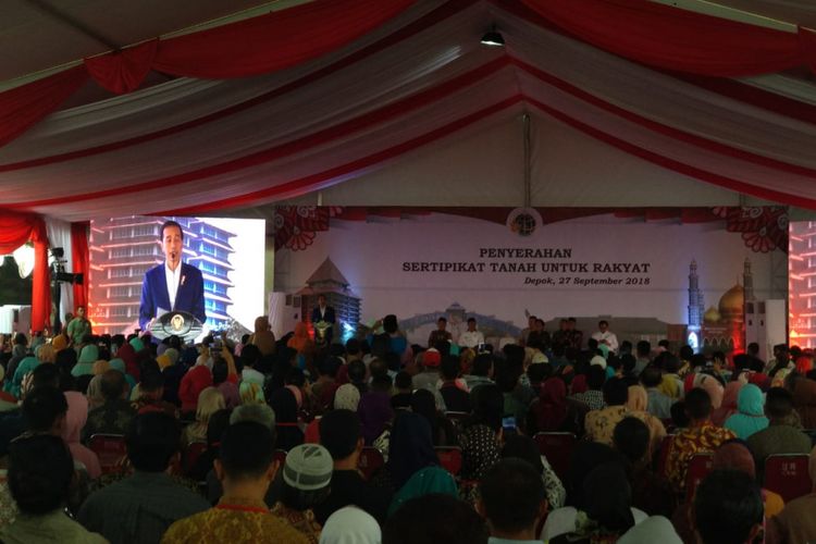 Presiden Joko Widodo menghadiri pembagian sertifikat tanah di Cimanggis, Depok, Kamis (27/9/2018). 