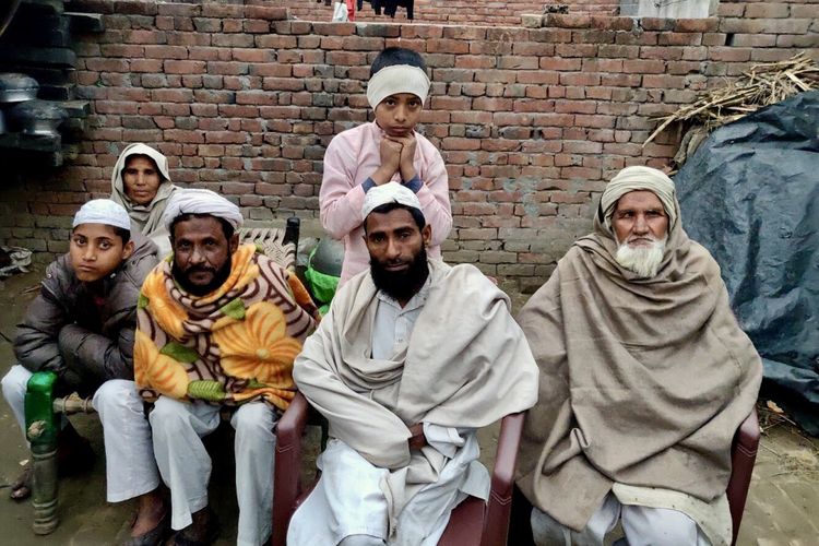 Keluarga Irshad berhasil mengungsi saat malam hari ke desa Muslim terdekat.
