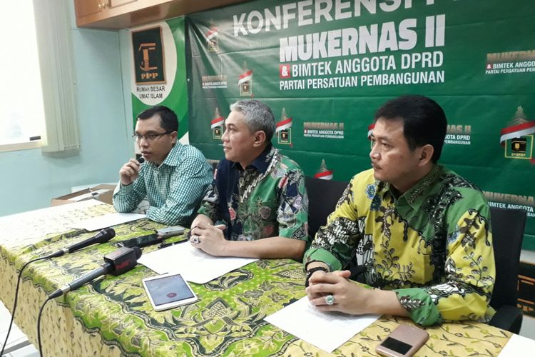 Dari kiri ke kanan foto, Wasekjen PPP Achmad Baidowi, Ketua DPP PPP Iskandar D Syaichu dan Wasekjen Achmad Mustaqim dalam jumpa pers di kantor Seknas Bappilu PPP di Tebet Barat, Jakarta Selatan, Minggu (16/7/2017).