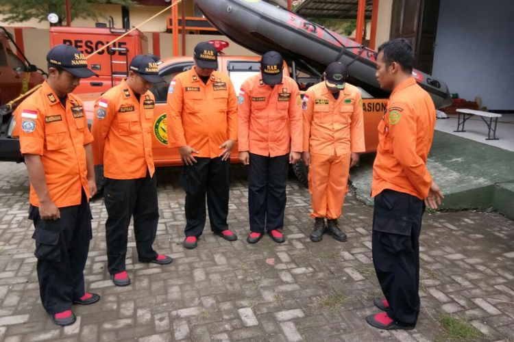 Tim SAR melakukan koordinasi saat akan melakuka operasi pencarian di sekitar PLTU Karangkandri Cilacap, Jawa Tengah, Sabtu (29/7/2017) pagi.