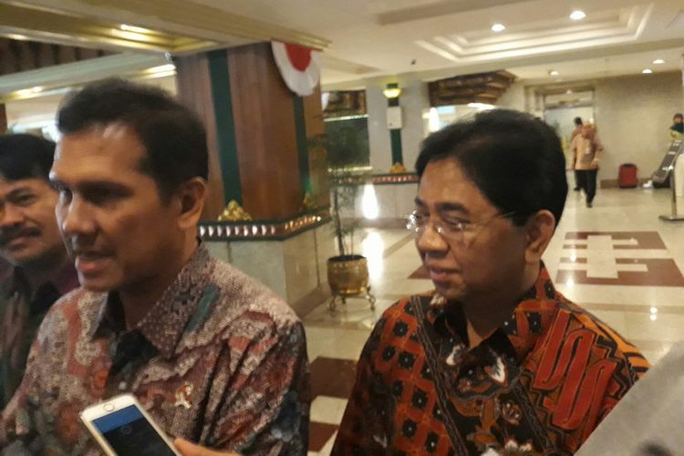 Kepala Arsip Nasional Republik Indonesia (ANRI) Mustari Irawan (kanan foto) dan Menteri Pendayagunaan Aparatur Negara dan Reformasi Birokrasi (MenPAN-RB) Asman Abnur (kiri foto) usai acara penyerahan aset dari KPK ke ANRI di sela acara Rakornas ANRI di Hotel Kartika Chandra, Jalan Gatot Subroto, Jakarta, Selasa (29/8/2017).