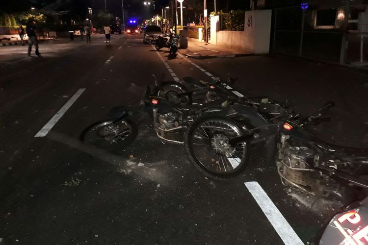 Sepeda motor aparat dirusak saat bentrok aparat dan massa aksi anti-komunis di Jalan Diponegoro, Menteng, Jakarta Pusat. Senin (18/9/2017)