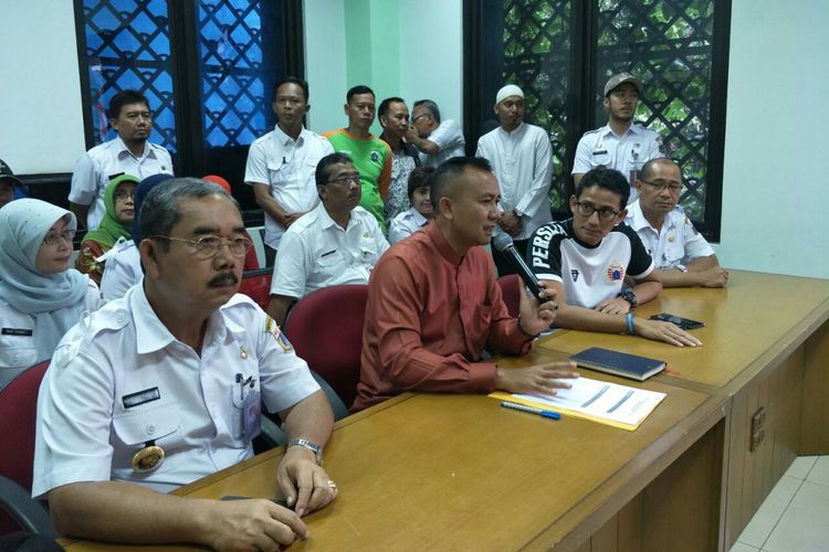 Wakil Gubernur DKI Jakarta Sandiaga Uno meninjau layanan pengaduan warga di Kecamatan Gambir, Sabtu (18/11/2017). 
