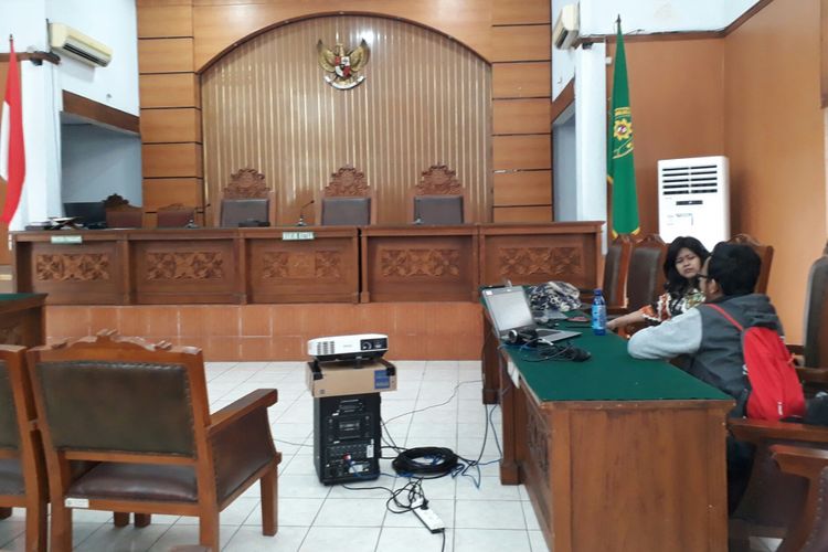 Komisi Pemberantasan Korupsi menyiapkan peralatan untuk menampilkan tayangan video live streaming di sidang lanjutan praperadilan Ketua nonaktif DPR Setya Novanto. Rabu (13/12/2017)