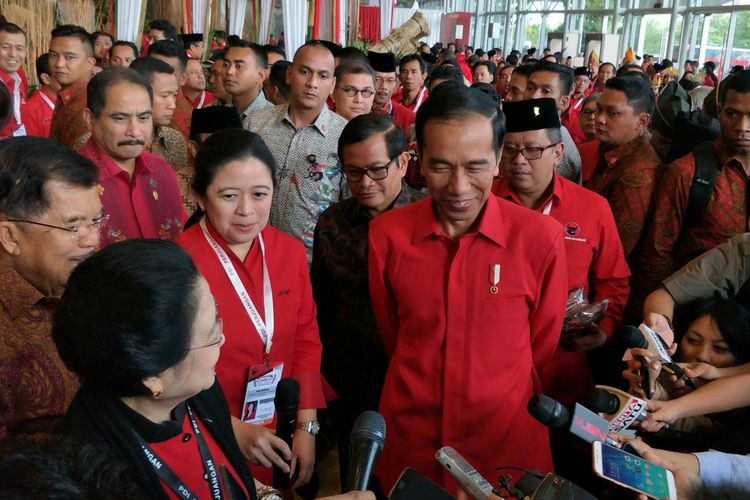 Presiden Jokowi secara Rakornas Tiga Pilar PDIP Perjuangan di ICE BSD, Tangerang, Sabtu (16/12/2017)