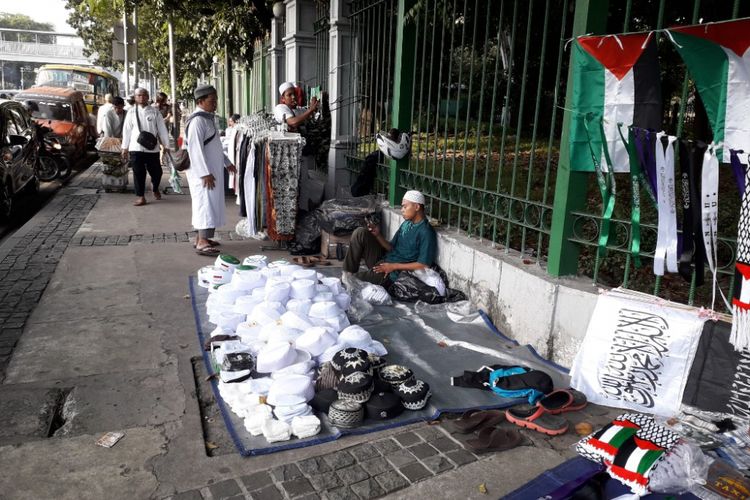 Ratusan lapak pedagang menjamur di sekitar Lapangan Monumen Nasional dan Masjid Istiqlal menyambut adanya Aksi Solidaritas Baitul Maqdis pada Jumat (11/5/2018).