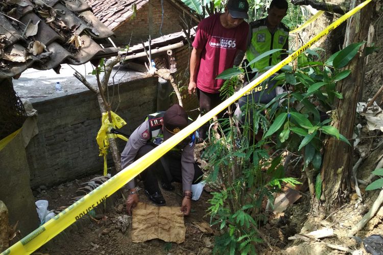 Polisi sedang memeriksa kembali keadaan pekarangan belakang rumah tersangka kasus aborsi, Yamini, di Dusun Wonokerto, Desa Ngargoretno, Kecamatan Salaman, Kabupaten Magelang, Rabu (20/6/2018) sore. 