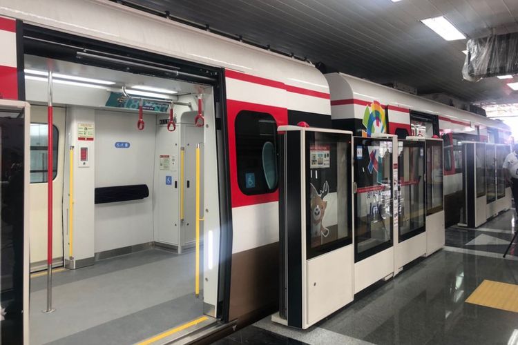 Kereta light rail transit berhenti di Stasiun Velodrome pada masa uji coba operasi, Rabu (29/8/2018). 