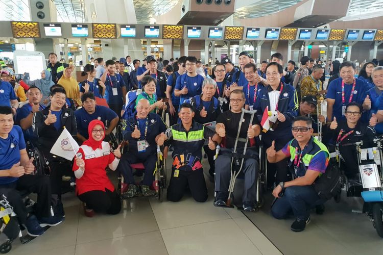 Ketua INAPGOC, Raja Sapta Oktohari (tengah) bersama kontingen Taiwan di Bandara Soekarno-Hatta, Minggu (14/10/2018).
