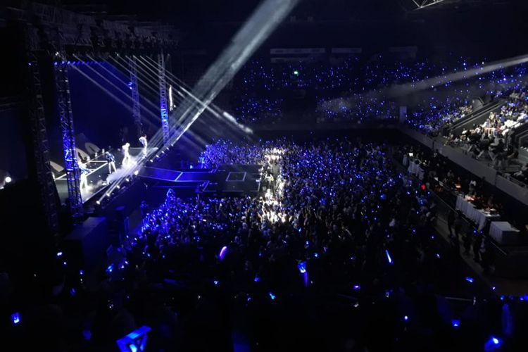 Lautan cahaya biru sambut aksi WINNER di panggung konser Tennis Indoor Senayan, Jakarta, Sabtu (17/11/2018) malam.