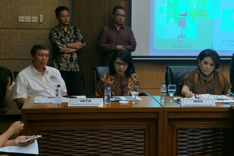  IATA Country Manager of Indonesia Rita Rompas (tengah) di Kantor Kementerian Keuangan, Jakarta, Senin (7/1/2019)