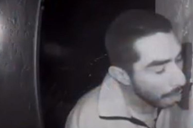 Rekaman CCTV memperlihatkan pria bernama Roberto Daniel Arroyo sedang menjilati bel pintu selama tiga jam di Salinas, California, pada Sabtu pekan lalu (5/1/2019).