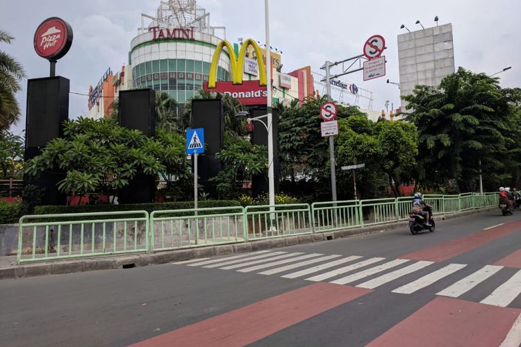 Zebra Cross yang terhalang pagar besi di Tamini Square Pinang Ranti, Makasar, Jakarta Timur, Minggu (10/2/2019).