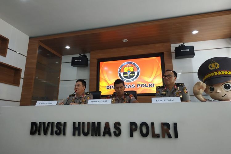 Humas Polri melakukan konferensi pers terkait perkembangan Satgas Tinombala di gedung humas Polri, Jakarta Selatan, Senin (4/3/2019). 