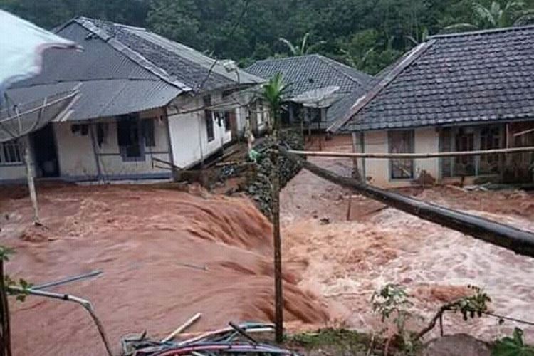 Luapan air menggenangi rumah warga di salahsatu wilayah desa yang terkena bencana banjir bandang di wilayah selatan Cianjur, Jawa Barat, Kamis (21/3/2019).