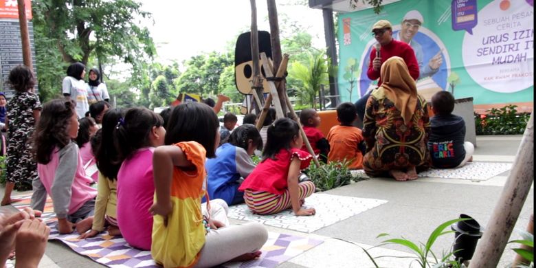 Mal Pelayanan Publik bersama Mochammad Awam Prakoso atau yang lebih dikenal dengan Kak Awam menggelar acara dongeng dan permainan interaktif untuk memperkenalkan budaya mengurus izin sendiri di Playground yang terletak di lantai 2, Mal Pelayanan Publik Provinsi DKI Jakarta.