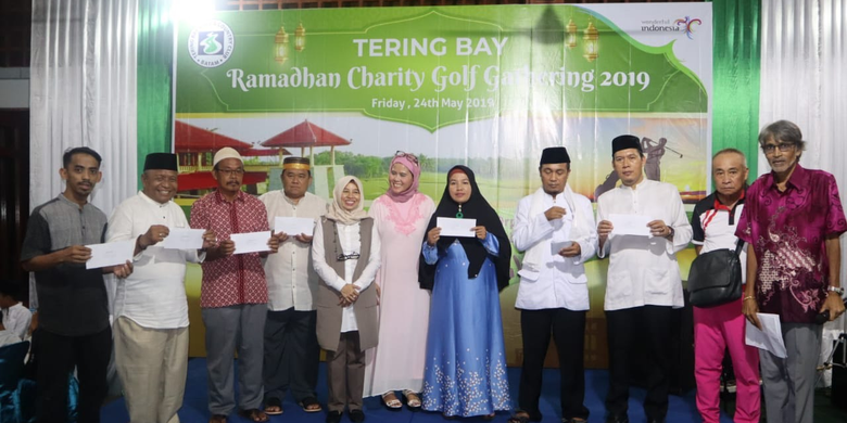 Tak hanya turnamen golf, Tering Bay Ramadhan Charity Golf Tournament juga diisi dengan kegiatan pemberian santunan kepada anak yatim, Jumat (24/5/2019).