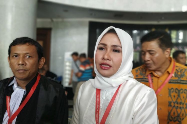 Caleg DPD Dapil NTB Evi Apita Maya di Gedung Mahkamah Konstitusi (MK), Jakarta Pusat, Senin (22/7/2019).(Kompas.com/Fitria Chusna Farisa)