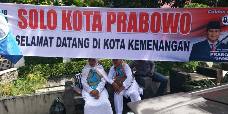 Spanduk bertuliskan Solo Kota Prabowo, Selamat di Kota Kemenangan terpasang di sekitar Stadion Sriwedari, Solo, Jawa Tengah, Rabu (10/4/2019). 
