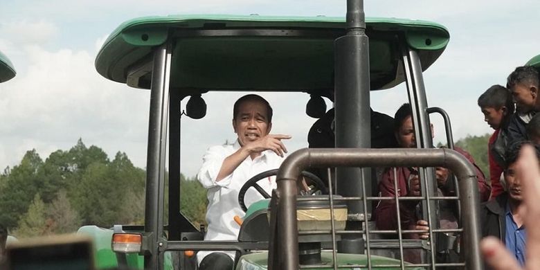 Jokowi meminta kepada Kementerian Pertanian dan seluruh Pemerintah Daerah melakukan sosialisasi moderniasi sektor pertanian
