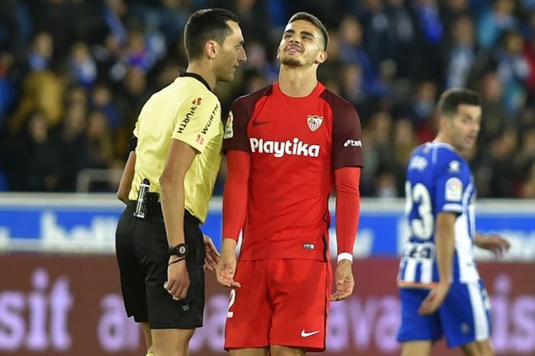Andre Silva tampak kecewa pada putusan wasit Jose Maria Sanchez Martinez pada laga Alaves vs Villarreal di Stadion Mendizorroza, 2 Desember 2018. 