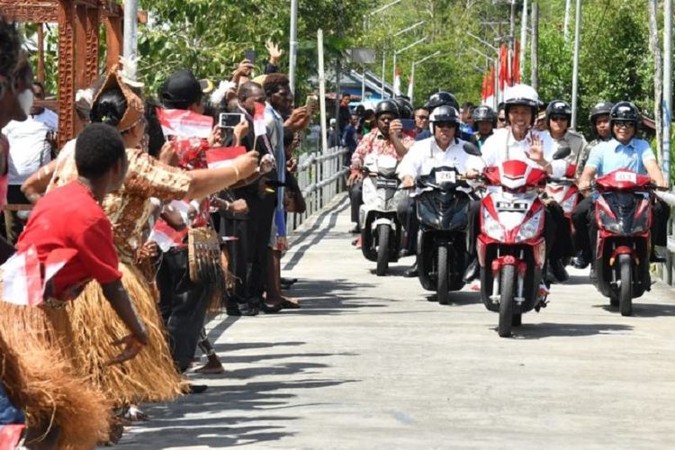 Menteri Pekerjaan Umum dan Perumahan Rakyat Basuki Hadimuljono (depan kiri) mendampingi Presiden Joko Widodo naik motor listrik WIM Motor saat kunjungan kerja ke Kabupaten Asmat, Papua pada April 2018.