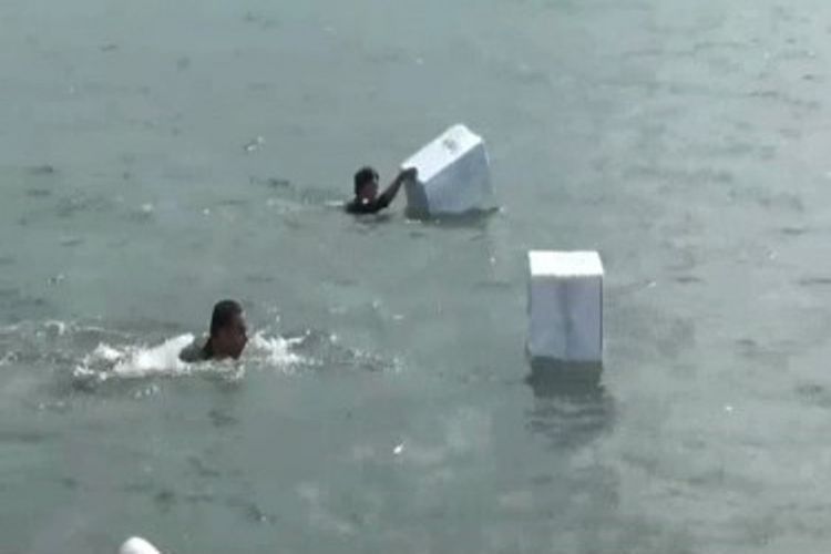 Dibungkus plastik dan selotip, kotak suara kardus dilempar KPU Sulbar ke laut, Minggu (23/12/2018).