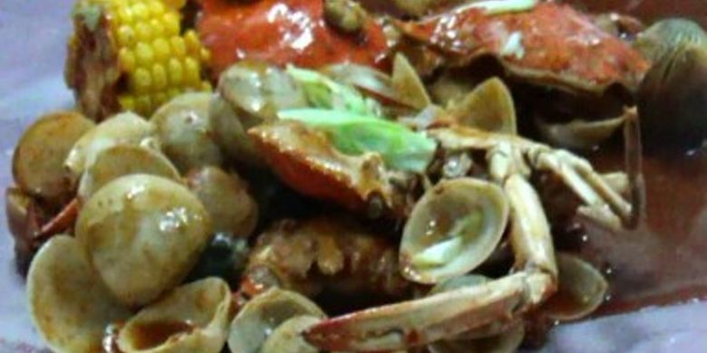 Restoran Ini Sajikan Seafood di Meja Panjang Tanpa 