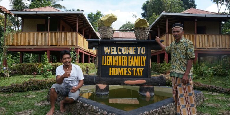 Ali (kaos putih) bersama ayahnya di depan homestay miliknya. Mereka adalah keluarga penambanh belerang yang mendirikan homestau untuk wisatawan yang berkunjung ke Gunung Ijen