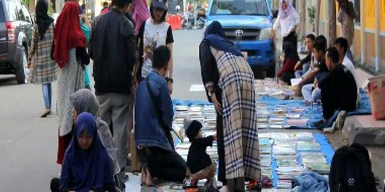 Jalan Raya di depan stadion Parasamya Majene sulawesi barat disulap Jadi Perpustakaan Jalanan. Komunitas penggiat literasi Educare Majene sulawesi barat, menggelar wisata edukasi dengan cara menyulap jalanan menjadi wahana perpustakaan jalanan, Minggu (13/8). Ribuan jenis buku-buku bacaan bermutu hingga komic yang menghibur dijajakan kepada warga dan para pengguna jalanan.