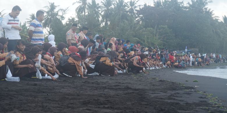 Seribu lebih anggota Pramuka melepas tukik di Pantai Cacalan Banyuwangi Sabtu (19/8/2017)