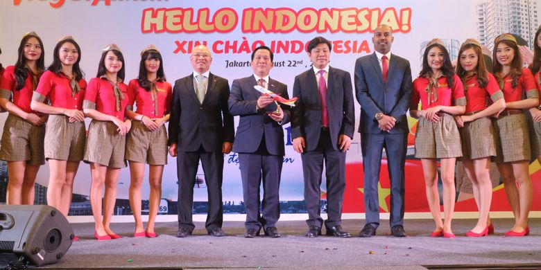 Direksi maskapai Viet Jet Air berfoto dengan pramugari setelah resmi mengumumkan rencana pembukaan rute Jakarta-Ho Chi Minh, di Hotel Mandarin Oriental Jakarta, Selasa, (22/8/2017). 