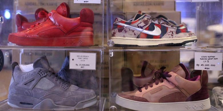 Dari sepatu, tas, baju topi, hingga aksesoris lainnya, dijajakan pada acara Sneaker Week  di Gandaria City, Jakarta Selatan, Kamis (21/9/2017). Berbagai macam merek seperti Adidas, Nike, Vans, Bathing Ape dan lain-lain dijajakan dalam acara yang  berlangsung hingga 23 September mendatang.