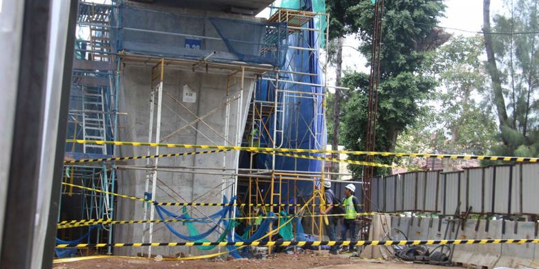 Kondisi pasca robohnya kontruksi proyek LRT di Jalan Kayu Putih, Pulogadung, Jakarta Timur, Senin (22/01/2018). Direktur Utama Jakarta Propertindo (JakPro) Satya Heragandhi menyampikan, robohnya LRT tersebut berawal saat petugas sedang melakukan pemasangan antar-span box P28 ke P29.