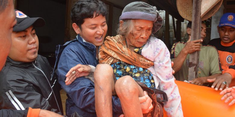 Plt. Bupati Trenggalek Mochammad Nur Arifin Mengevakuasi orang lansia dengan cara digendong menuju ke tempat yang lebih aman, yang berada di desa Kranding Kabupaten Trenggalek Jawa Timur.