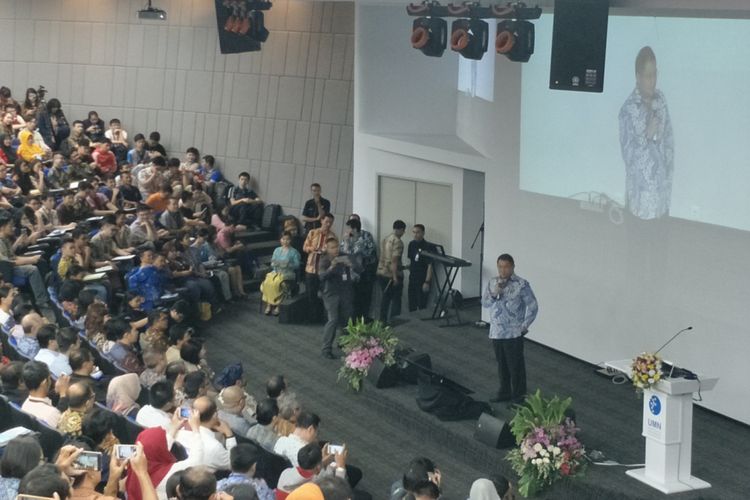 Menteri Komunikasi dan Informatika Rudiantara saat menjadi pembicara kunci Seminar Nasional 10 Tahun UMN bertajuk Memperkuat Keamanan Siber Nasional di kampus UMN, Serpong, Tangerang, Banten, Selasa (21/11/2017).