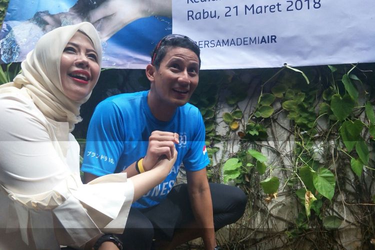 Wakil Gubernur DKI Jakarta Sandiaga Uno bersama istrinya, Nur Asia, usai memotong pipa air tanah di rumahnya, Jalan Pulombangkeng, Rabu (21/3/2018). 