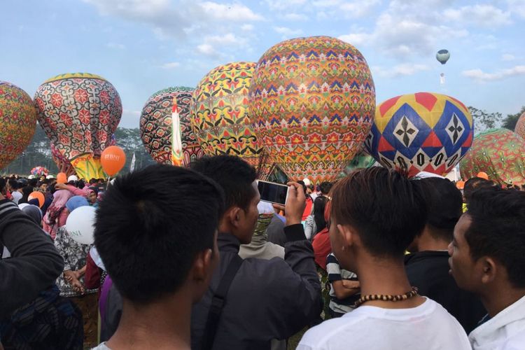 Suasana penyelenggaraan Java Balloon Festival 2018 di Kabupaten Wonosobo, Provinsi Jawa Tengah, Selasa (19/6/2018). Festival diadakan Kementerian Perhubungan bersama AirNav Indonesia dalam rangka meredam maraknya balon udara liar yang membahayakan keselamatan penerbangan dalam beberapa hari terakhir.