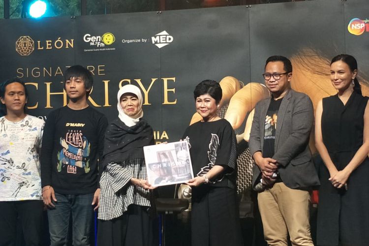 Indrawatu Widjaja menyerahkan album kompilasi piringan hitam Kidung Abadi Chrisye kepada Damayanti Noor, bersama DMASIV, Drian dan Sophia Latjuba dalam jumpa pers di LEON, Kebayoran, Jakarta Selatan, Kamis (22/11/2018).