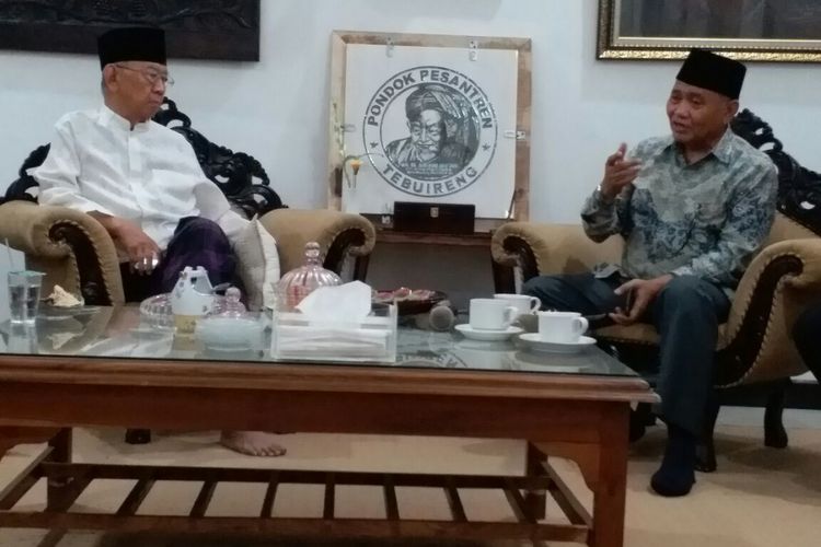 Ketua KPK Agus Rahardjo dan pengurus Pondok Pesantren Tebuireng Salahudin Wahid atau Gus Sholah di Pesantren Tebuireng, Jombang, Jawa Timur, Sabtu (29/7/2017).