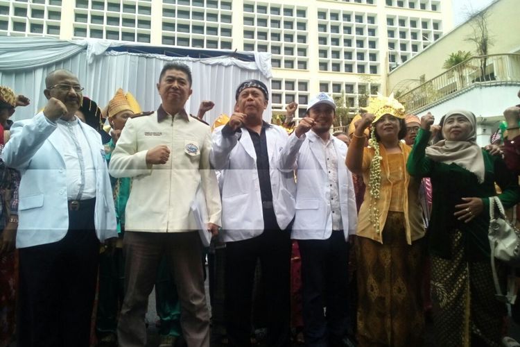 Eggi Sudjana mendaftarkan Partai Pemersatu Bangsa (PPB) sebagai calon peserta Pemilu 2019 ke Komisi Pemilihan Umum (KPU) RI. Jakarta, Senin (16/10/2017).